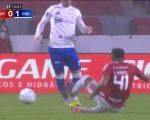 Zagueiro do Internacional recebe suspensão de seis jogos condicionada ao retorno de Pec; repercussão internacional