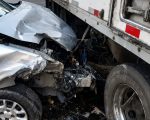 Motorista fica ferido após colisão entre carro e caminhão em frente a motel na avenida Tereza Cristina, em Belo Horizonte
