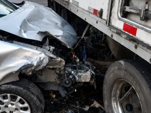 Motorista fica ferido após colisão entre carro e caminhão em frente a motel na avenida Tereza Cristina, em Belo Horizonte