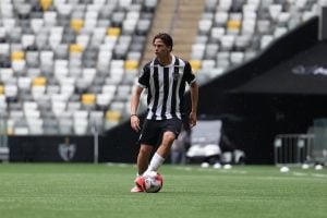 Atlético anuncia contrato profissional de três anos com promessa da base Enzo Estevão