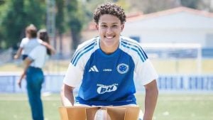 Jovem de 17 anos estreia como titular pelo Cruzeiro em jogo oficial do Campeonato Brasileiro