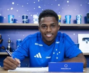 Cruzeiro contrata atacante Adriano Júnior para a equipe sub-20