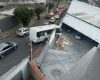 Micro-ônibus colide com muro e fica pendurado em Belo Horizonte