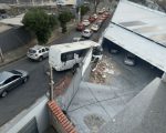 Micro-ônibus colide com muro e fica pendurado em Belo Horizonte