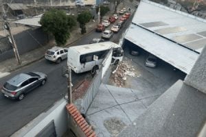 Micro-ônibus colide com muro e fica pendurado em Belo Horizonte