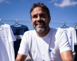 Cruzeiro inicia pré-venda de coleção de roupas em homenagem ao técnico Artur Jorge