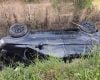 Carro capota em Ribeirão das Neves e motorista fica ferido