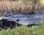 Carro capota em Ribeirão das Neves e motorista fica ferido