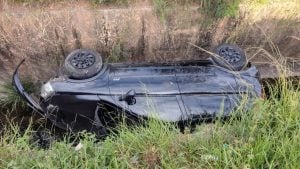 Carro capota em Ribeirão das Neves e motorista fica ferido