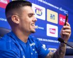 Gabriel Pec se emociona ao receber mensagem de torcedor mirim durante apresentação no Cruzeiro