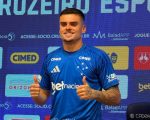 Gabriel Pec é apresentado pelo Cruzeiro e destaca estrutura do clube e apoio da torcida