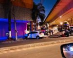 Acidente na Avenida Silva Lobo derruba poste e destrói patinetes em Belo Horizonte