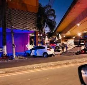 Acidente na Avenida Silva Lobo derruba poste e destr&oacute;i patinetes em Belo Horizonte