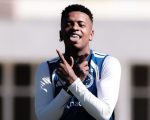 Arroyo avança na recuperação de lesão e participa de treino do Cruzeiro