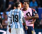 Conflito entre jogadores argentinos e espanhóis após a final da Copa do Mundo