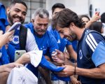 Torcedores recebem elenco do Cruzeiro em Brasília antes de amistoso contra o Grêmio