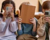 Crianças brincando ao ar livre durante as férias escolares para reduzir o tempo de telas.