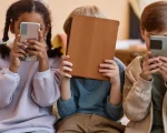 Crianças brincando ao ar livre durante as férias escolares para reduzir o tempo de telas.