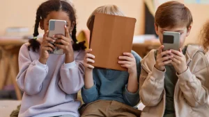 Crianças brincando ao ar livre durante as férias escolares para reduzir o tempo de telas.