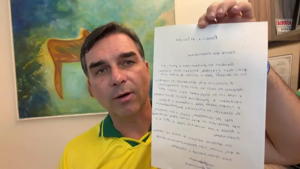 Moraes suspende visitas de Flávio a Jair Bolsonaro por 90 dias após carta do pai