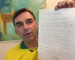 Moraes suspende visitas de Flávio a Jair Bolsonaro por 90 dias após carta do pai