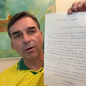 Moraes suspende visitas de Flávio a Jair Bolsonaro por 90 dias após carta do pai