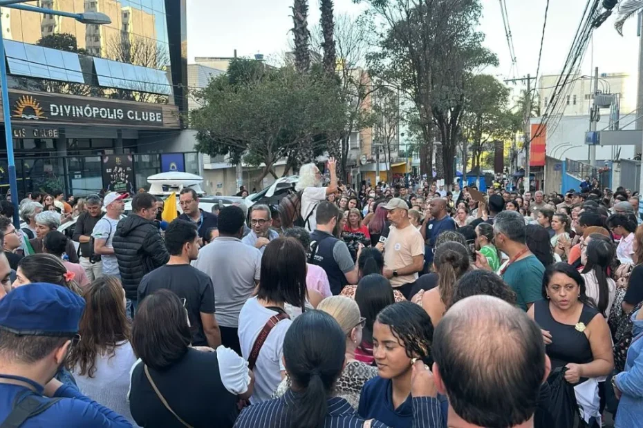 Servidores municipais em assembleia em Divinópolis após aprovação da reforma da previdência do Diviprev