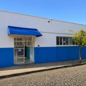 Homem bêbado comete racismo e importunação sexual em posto de saúde de Divinópolis