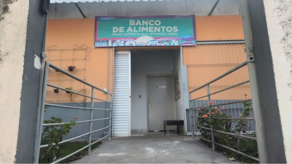 Homem em fuga da PM invade Banco de Alimentos de Divin&oacute;polis, mas &eacute; contido por servidores