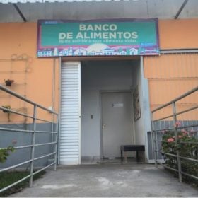 Homem em fuga da PM invade Banco de Alimentos de Divinópolis, mas é contido por servidores