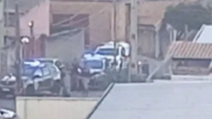 Viaturas das polícias Militar e Civil atendem ocorrência de homicídio em Pitangui