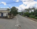 Motociclista de 67 anos ficou ferido após ser atingido por um fio durante um serviço de instalação de internet em Divinópolis. Caso será apurado.