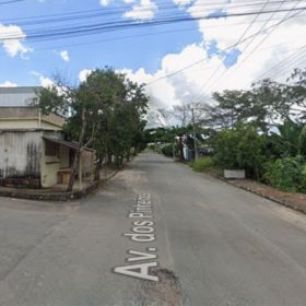 Motociclista de 67 anos ficou ferido após ser atingido por um fio durante um serviço de instalação de internet em Divinópolis. Caso será apurado.