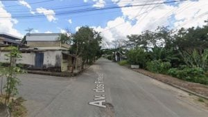 Motociclista de 67 anos ficou ferido após ser atingido por um fio durante um serviço de instalação de internet em Divinópolis. Caso será apurado.
