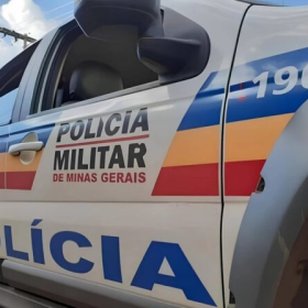 Viatura da Polícia Militar durante atendimento de ocorrência de disparo acidental em Nova Serrana