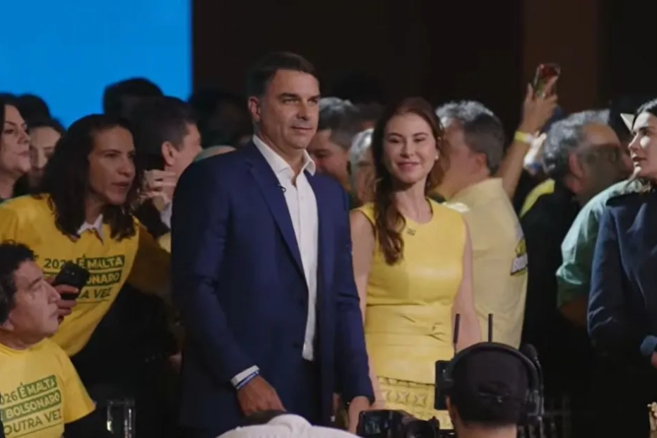 Fl&aacute;vio Bolsonaro durante conven&ccedil;&atilde;o nacional do PL que oficializou sua candidatura &agrave; Presid&ecirc;ncia