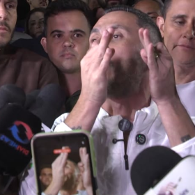 Cleitinho durante discurso em que criticou adversários e falou sobre o IPVA