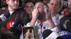 Cleitinho durante discurso em que criticou adversários e falou sobre o IPVA