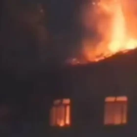 Incêndio em imóvel abandonado no bairro Garcias, em Itaúna.