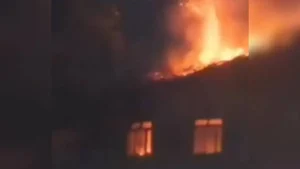 Incêndio em imóvel abandonado no bairro Garcias, em Itaúna.