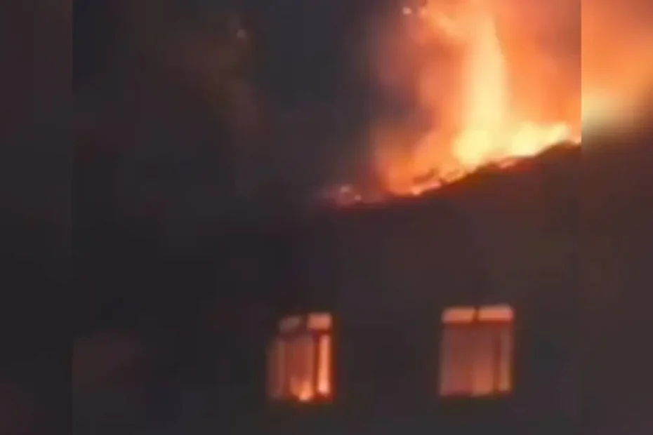 Incêndio em imóvel abandonado no bairro Garcias, em Itaúna.