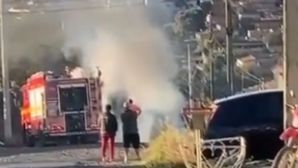 Inc&ecirc;ndio em carro em Par&aacute; de Minas destr&oacute;i ve&iacute;culo no bairro Novo Horizonte