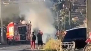 Incêndio em carro em Pará de Minas destrói veículo no bairro Novo Horizonte