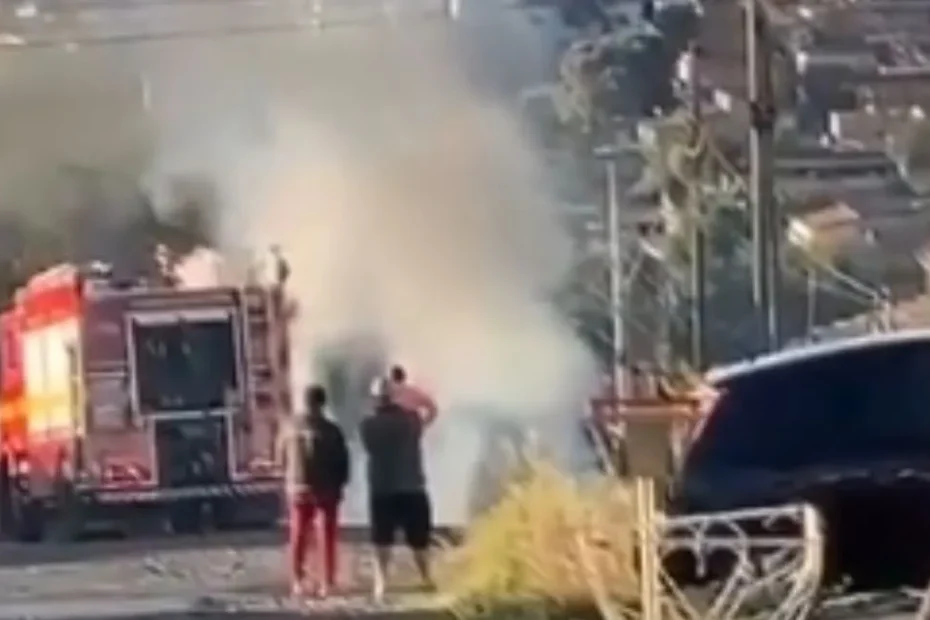 Incêndio em carro em Pará de Minas destrói veículo no bairro Novo Horizonte