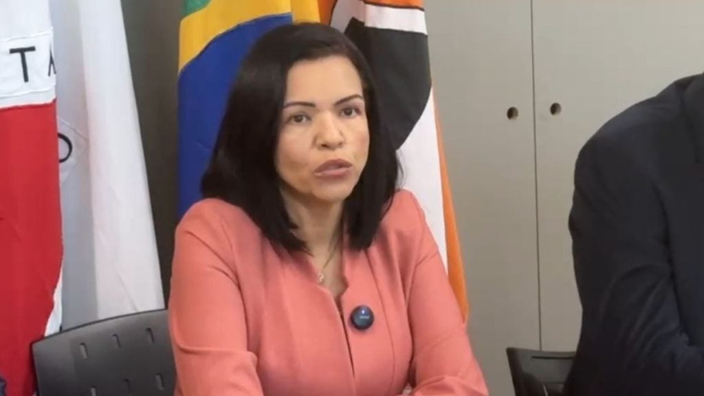 Prefeita Janete Aparecida durante coletiva sobre a greve dos servidores em Divin&oacute;polis