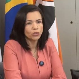 Prefeita Janete Aparecida durante coletiva sobre a greve dos servidores em Divinópolis