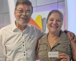 A ouvinte Rose retirou seu prêmio do Bolão no Programa Jorge Neto