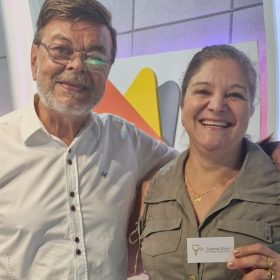 A ouvinte Rose retirou seu prêmio do Bolão no Programa Jorge Neto