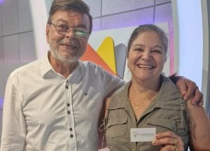 A ouvinte Rose retirou seu prêmio do Bolão no Programa Jorge Neto