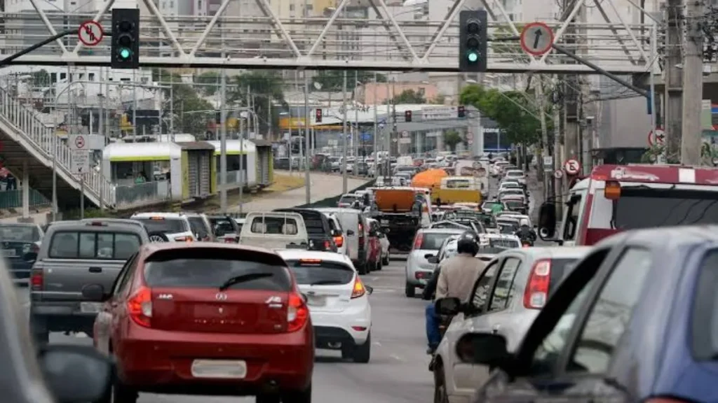 Motoristas de Minas Gerais devem observar o calendário por final de placa para evitar multas, pontos na CNH e remoção do veículo